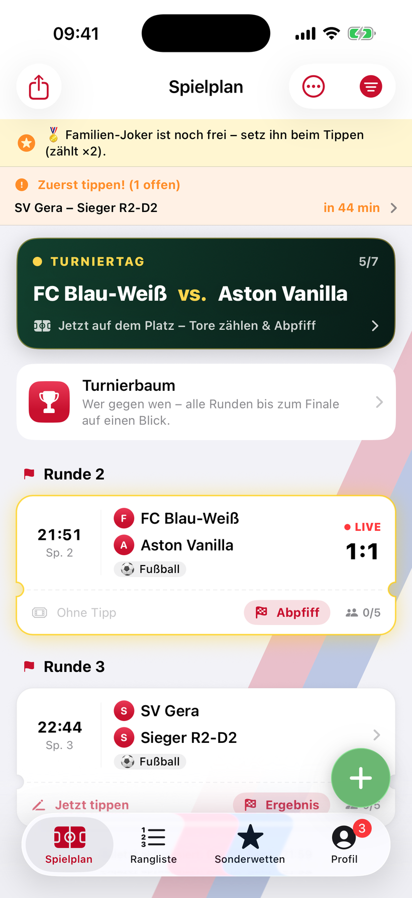 Spielplan eines Turniers in Rot und Blau – die Gruppenfarben färben Knöpfe, Karten und Hintergrundstreifen